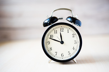Naklejka premium vintage Alarm clock on a table