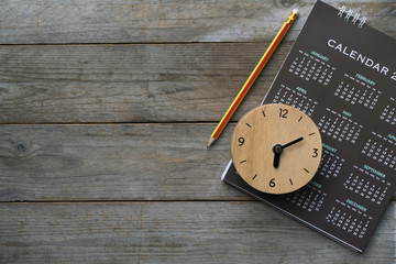 close up of clock, calendar and pencil on the table, planning for business meeting or travel planning concept - obrazy, fototapety, plakaty