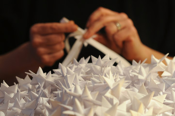 H&auml;nde falten einen Fr&ouml;belstern