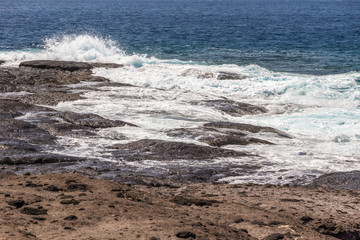Die Brandung des Meeres trifft auf Lavagestein