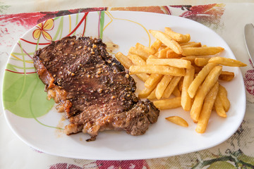 steak frites cuites sur assiette