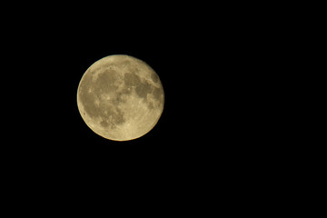 Der Mond am Nachthimmel mit Teleobjektiv