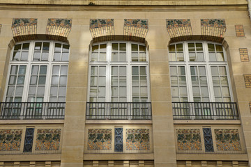 Fototapeta na wymiar Immeuble parisien à décor de céramique