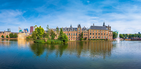 Obraz premium The Hofvijver Pond (Court Pond) with the Binnenhof complex in The Hague, Netherlands