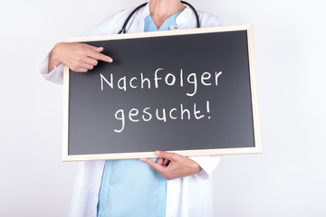 Arzt mit Schild Nachfolger gesucht