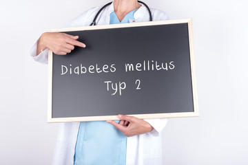 Arzt mit Schild zu Diabetes Erkrankung