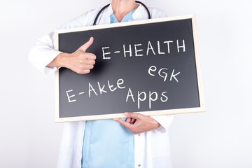 Arzt mit Schild zu e-Health eGK Apps und e-Akte