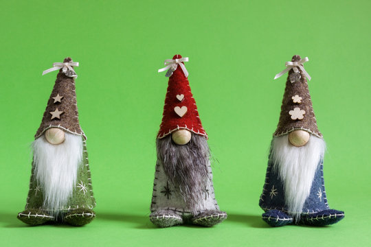 Gnomi di Natale con sfondo verde