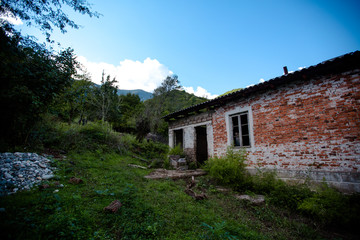 Fototapeta na wymiar abandoned brick house in the mountains
