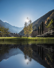 Village de montagne se reflète sur le lac