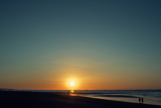 Cielo azul despejado al atardecer en una playa © josemanuelerre