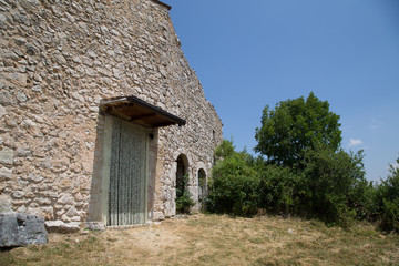 Antiche case restaurate in un villaggio di montagna abbandonato, Centro Italia 