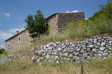 Antiche case restaurate in un villaggio di montagna abbandonato, Centro Italia 