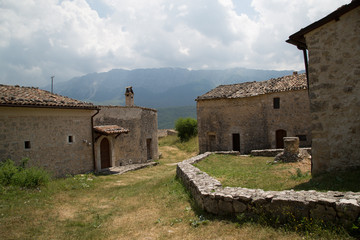 Antiche case restaurate in un villaggio di montagna abbandonato, Centro Italia 