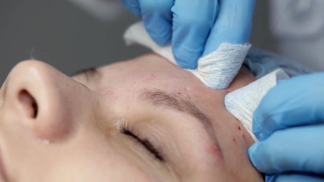 In the beauty salon the beautician makes the client a mechanical face cleaning