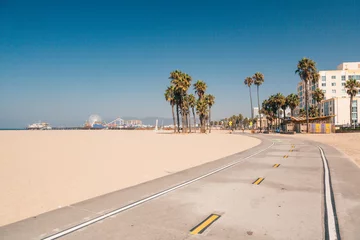 Foto auf Acrylglas Abstieg zum Strand Schöne Morgensonnenaufganglichter am Strand von Venedig in Los Angeles. Fahrradweg am Strand.  © Aerial Film Studio