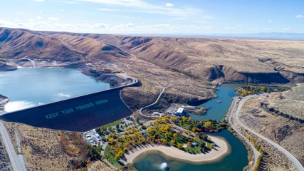 Papier Peint photo Barrage Idaho Dam in the desert with autumn trees in a park at the base