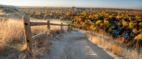Obraz premium Foot path leads through the foothills over Boise Idaho in the fall