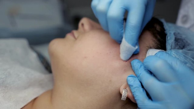 Mechanical facial cleansing in the beauty salon
