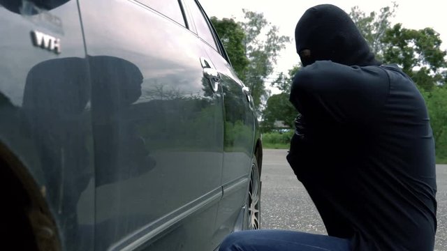  Thief Steals A Car in the car park 
