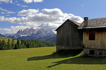 fienili a Fuciade e Pale di San Martino; prima neve di settembre