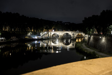 Fototapeta na wymiar beautiful view from the Tiber at night, rome