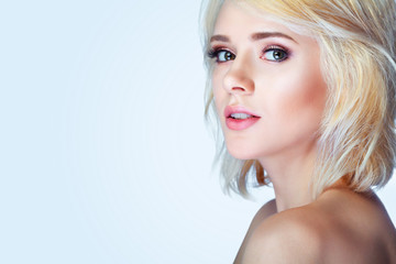 Naklejka premium Beauty smiling model with natural make up and long eyelashes. Youth and skin care concept. Spa and wellness. Make up, short hair and lashes. Close up, selective focus.