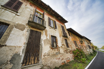 Fototapeta na wymiar Bikeway along the Naviglio Grande at Robecco: old houses