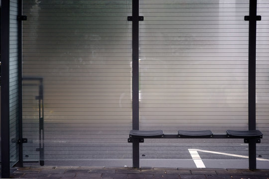 Straßenbahnhaltestelle im Nebel  / Eine von Nebel und Dunst beschlagene Scheibe eines neugebauten Glasunterstandes einer Straßenbahnhaltestelle.