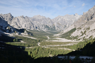 Blick vom Wimbachgries auf den Hochkalter, Hocheisspitze und Palfelhorn im goldenen Herbst, Nationalpark Berchtesgaden, Bayern, Deutschland