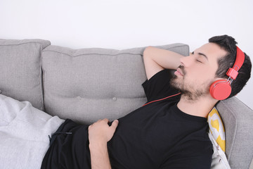 Obraz premium Man listening music on couch.
