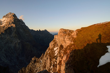Schatten vom Landschaftsfotograf der Fotos vom Watzmann bei Sonnenuntergang macht