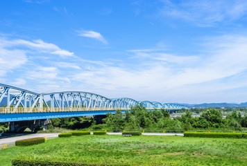 Obraz premium 大井川河川敷広場と大井川橋