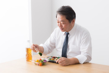 ビジネスマン　食事　お弁当　