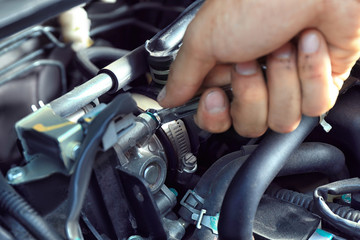 Obraz premium Car mechanic providing car service, closeup