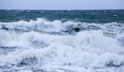 stürmisches Wetter und hohe Wellen an einer Meeresküste