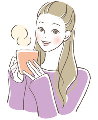 温かい飲み物を飲む女性