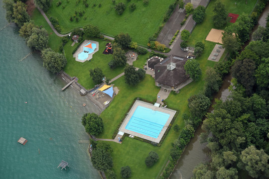 Luftaufnahme eines Freibads in der Schweiz