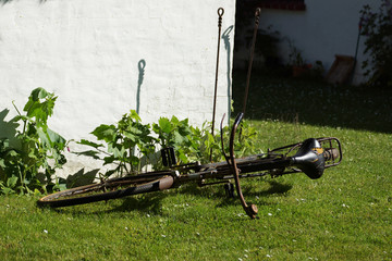 Altes rostiges Fahrrad