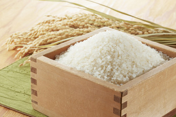 枡に入れた米と稲穂