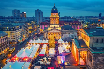 Fotobehang Kerstmarkt, Deutscher Dom en concertzaal in Berlijn, Duitsland © sborisov