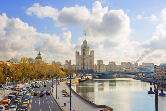 Москва. Высотное здание на берегу Москвы-реки.