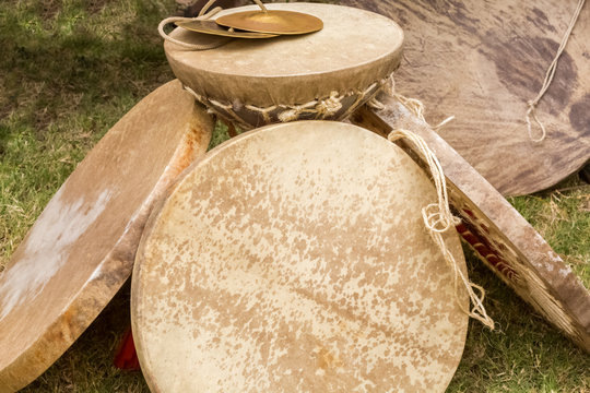 tambours indiens recouverts de peaux de ch&egrave;vre 