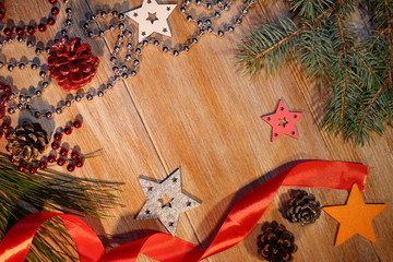  красивый рождественский фон с новогодними украшениями и елью на деревянном фоне      