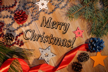  красивый рождественский фон с новогодними украшениями и елью на деревянном фоне      