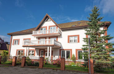 Ferienhaus Architektur Tanne Zaun Balkon