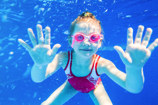 Little girl swimming  in pool.