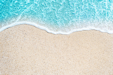 Sea Beach und sanfte Welle des blauen Ozeans. Sommertag und Hintergrund des sandigen Strandes.