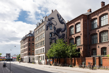 Fototapeta na wymiar Fresque Street Art de Roa sur la façade d'un immeuble de Gasværksvej Copenhague, Danemark