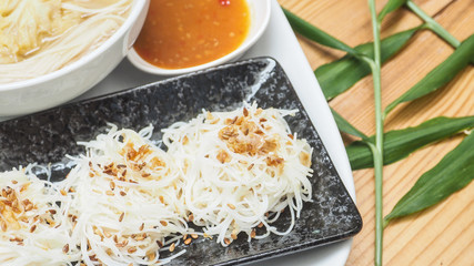 Rice noodle stream with vegetable soup and sukiyaki chilli sauce